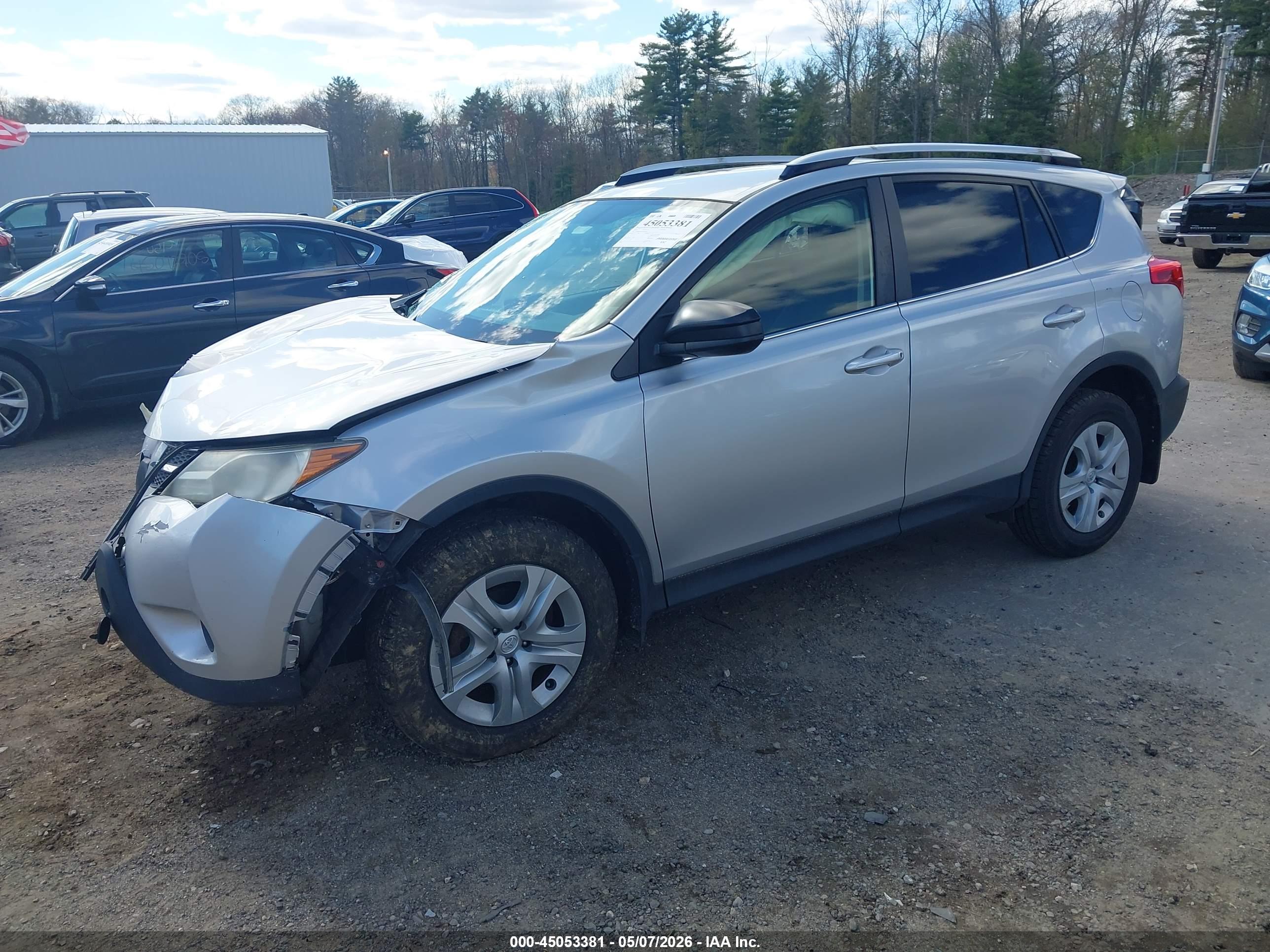 2015 TOYOTA RAV 4 — VIN JTMBFREV2FD109934 — photo 2